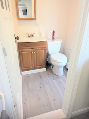 Shower, towels, shampoo, toilet paper