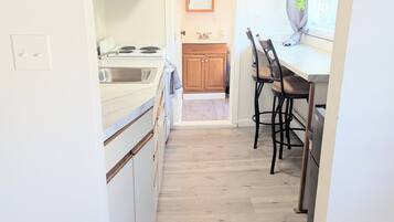 Réfrigérateur, four à micro-ondes, un four, surface de cuisson