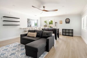 Smart-TV, fotballspill og stereoanlegg