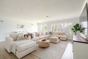 Smart TV, tavolo da calcetto, impianto stereo