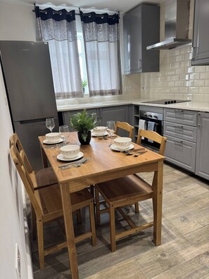 Apartamento, 2 habitaciones | Comedor