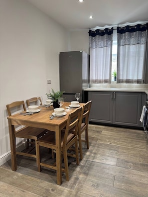 Apartamento, 2 habitaciones | Comedor