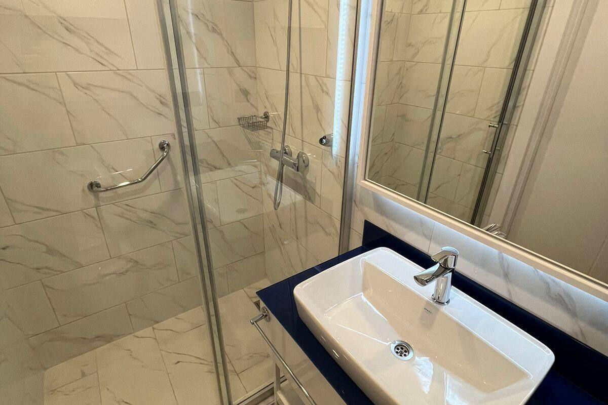 Deluxe Studio, Beach View | Bathroom | Free toiletries, soap, shampoo, toilet paper