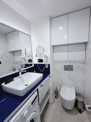 Deluxe Studio, Beach View | Bathroom | Free toiletries, soap, shampoo, toilet paper