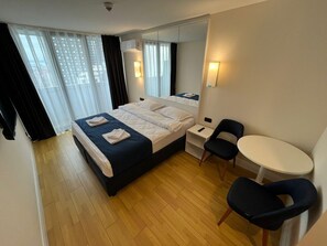 Deluxe Studio, Beach View | Living area