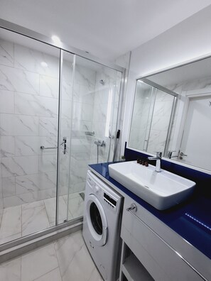 Deluxe Studio, Beach View | Bathroom | Free toiletries, soap, shampoo, toilet paper