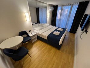 Deluxe Studio, Beach View | Living area
