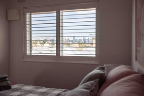 2 slaapkamers, een strijkplank/strijkijzer, gratis wifi, beddengoed