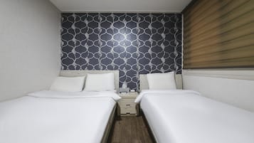 Basic Twin Room, City View | Living area