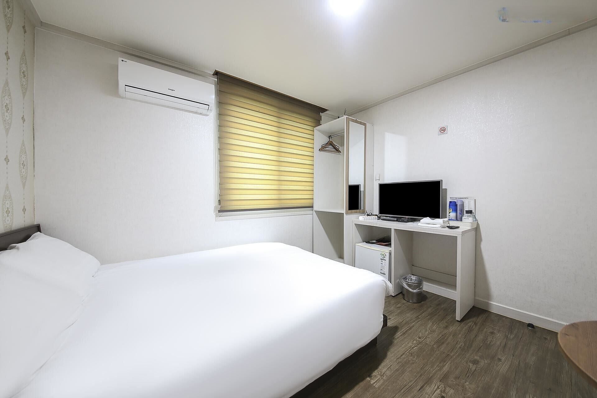 Habitación doble clásica, vista a la ciudad | Escritorio, espacio para trabajar con laptop y wifi gratis 