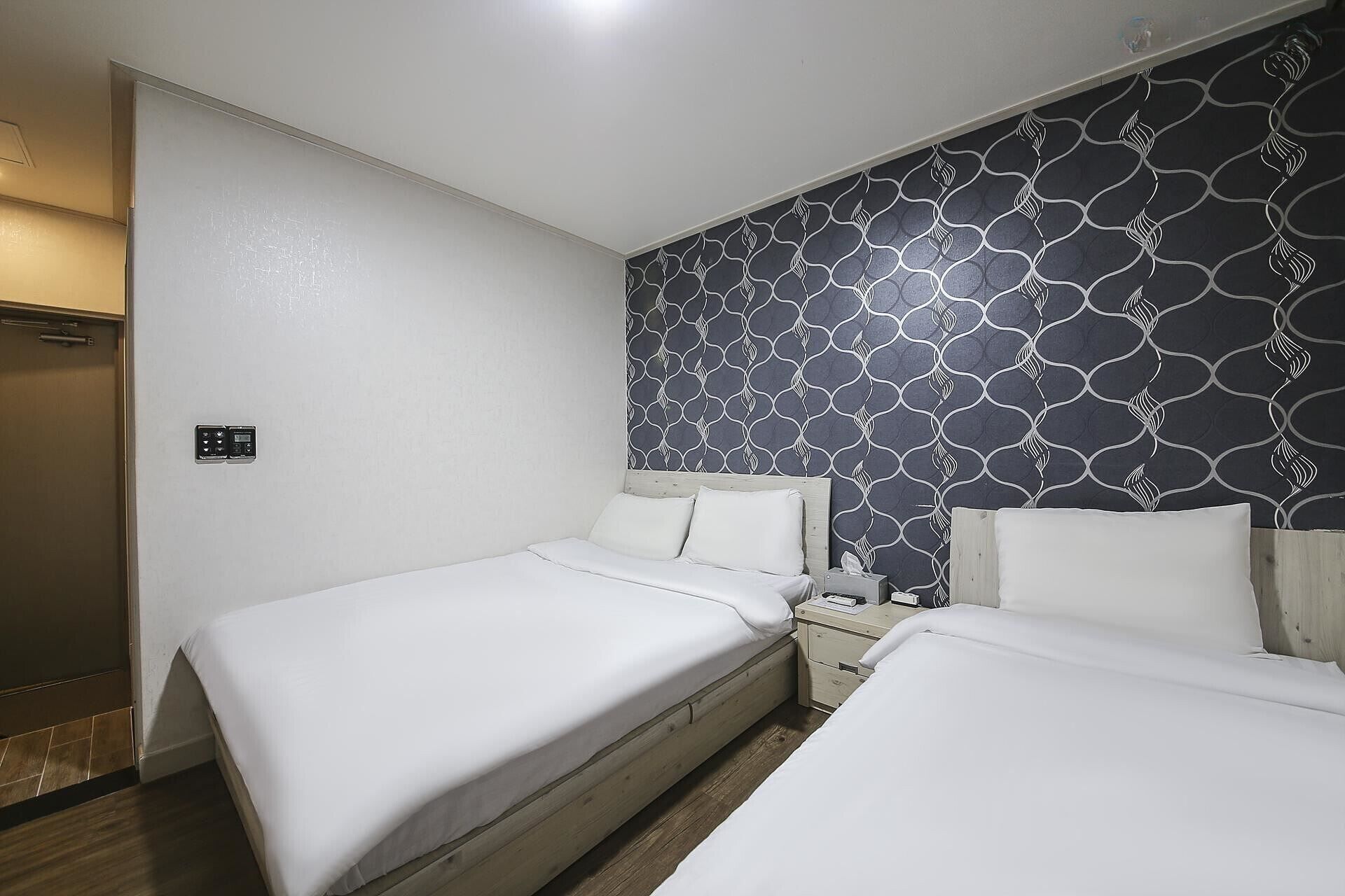 Basic Twin Room, City View | Desk, laptop workspace, free WiFi