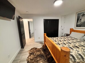 Desk, WiFi, bed sheets