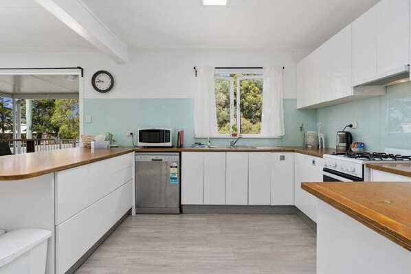 Microondas, horno y lavavajillas