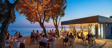 Mobile Home | Outdoor dining