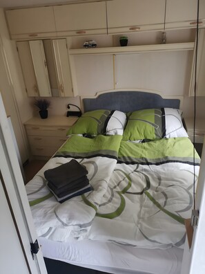 Mobile Home | 2 bedrooms, individually furnished, bed sheets - Lakeside Living With Garden (Goldberg)