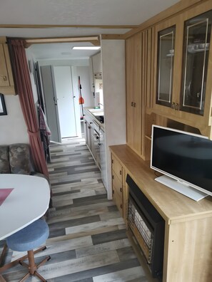 Living room - Lakeside Living With Garden (Goldberg)