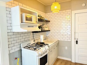 Microwave, oven, stovetop - Chic Midtown Studio in Central Gardens – Safe, Stylish & Convenient (Memphis)