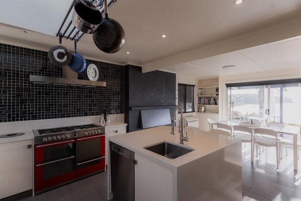 Kaffe-/temaskine, brødrister, spisebord