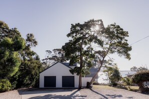 Property grounds - Cliff-Top Retreat | Ocean Views (Spring Beach)