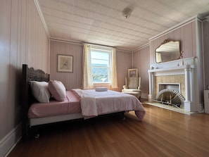 6 bedrooms, iron/ironing board, internet, bed sheets