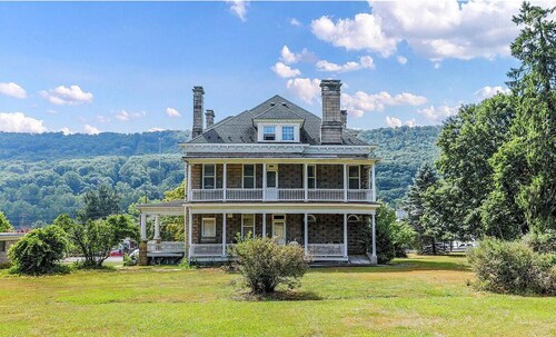 Make memories: Mountain view Grand 6BR 3BA LaVale Home, 15 min to Rocky Gap