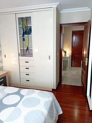 3 bedrooms, bed sheets