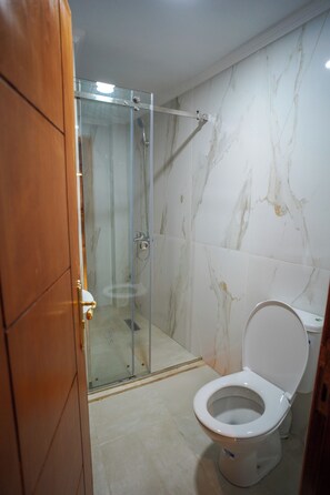Douche, séchoir à cheveux, serviettes fournies, savon