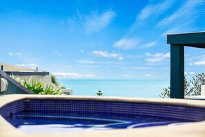 Area piscina con vista sull'oceano.