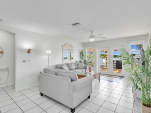 Smart TV, books - Pool, Fire Pit, Dock with Gulf Access & MORE! (Cape Coral)