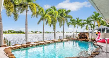 Palm Tree Retreat - Lakefront
