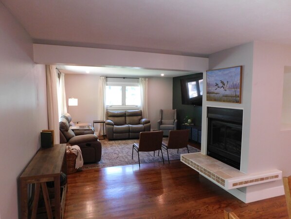 TV - Welcome to Conrow Corner - Minutes away from KSU Bill Snyder Family Stadium! (Manhattan)