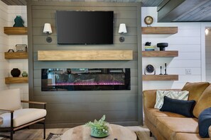 Smart-TV, Kamin, Tischfußball, Bücher