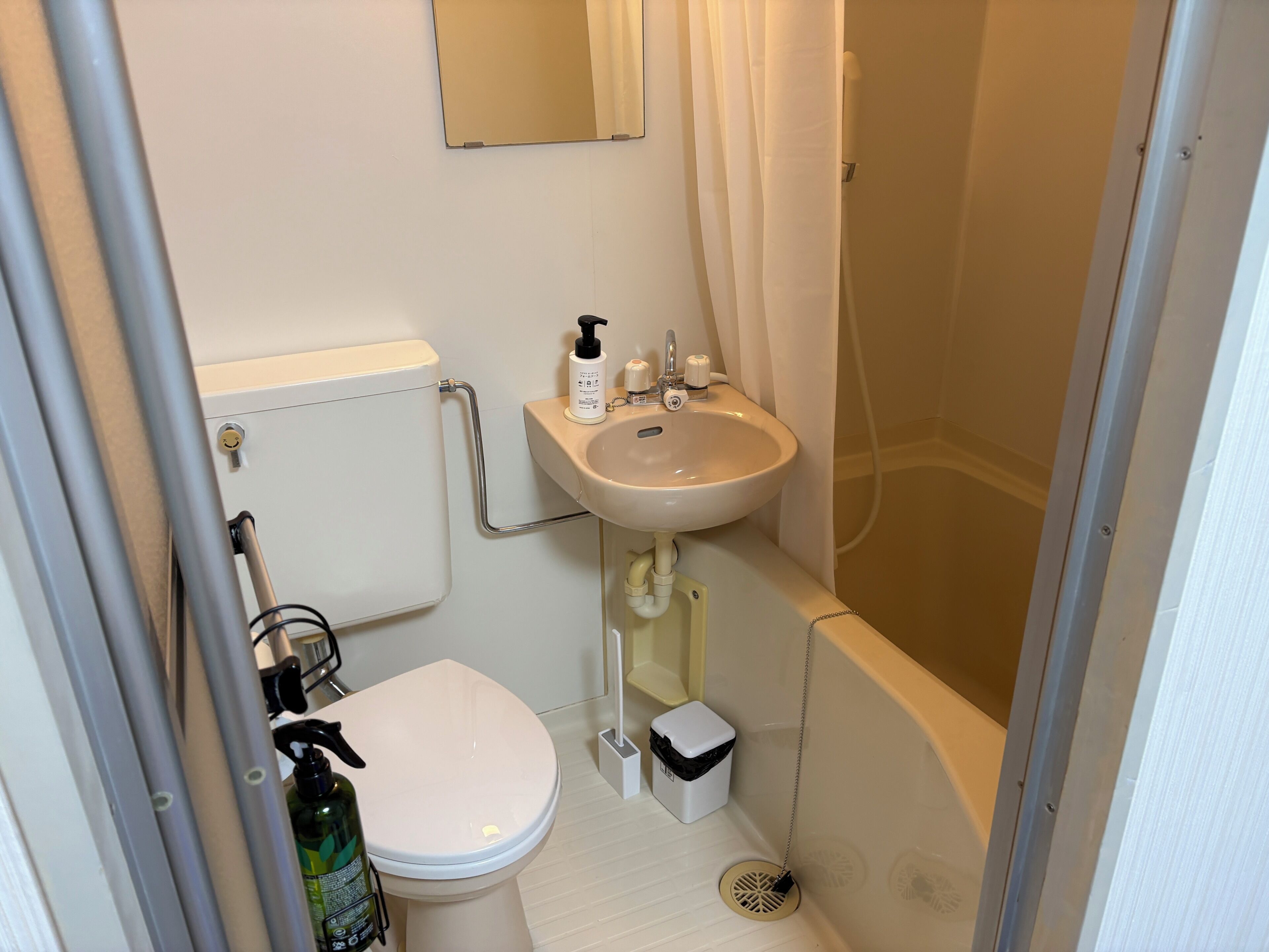 Basic Apartment | Bathroom