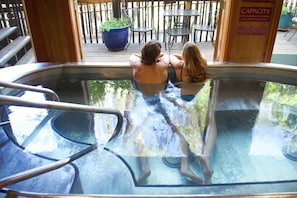 Sauna, poreallas, aromaterapiaa, kuumakivihierontaa, syväkudoshierontaa