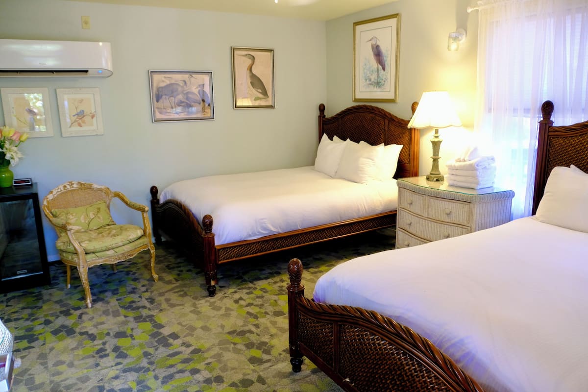 Superior-Vierbettzimmer, 2 Queen-Betten, rollstuhlgeeignete Dusche, Bergblick | Kostenloses WLAN, individuell dekoriert, individuell eingerichtet