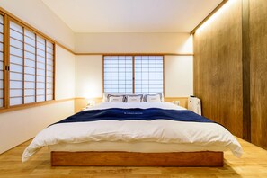 2 bedrooms, in-room safe, desk, iron/ironing board
