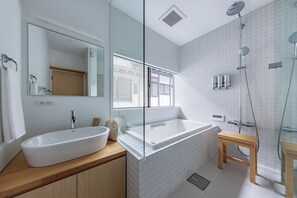Shower, hair dryer, bidet, towels