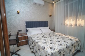 3 quartos, cofres nos quartos, ferros/tábuas de passar roupa