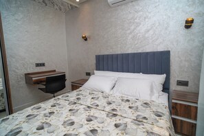 3 bedrooms, in-room safe, iron/ironing board, travel cot