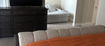 Luxury Townhome: 3BR, Pool Access, 2 Living Spaces & Outdoor Oasis 2 Balconies