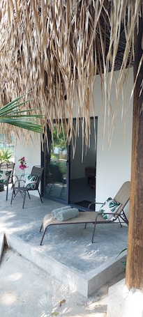Terrace/patio. Charming cottage with 2 separate beds and a beautiful view of the river