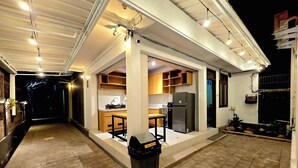 Eine kleine Küche mit Kühlschrank, Spüle und Holzschränken.