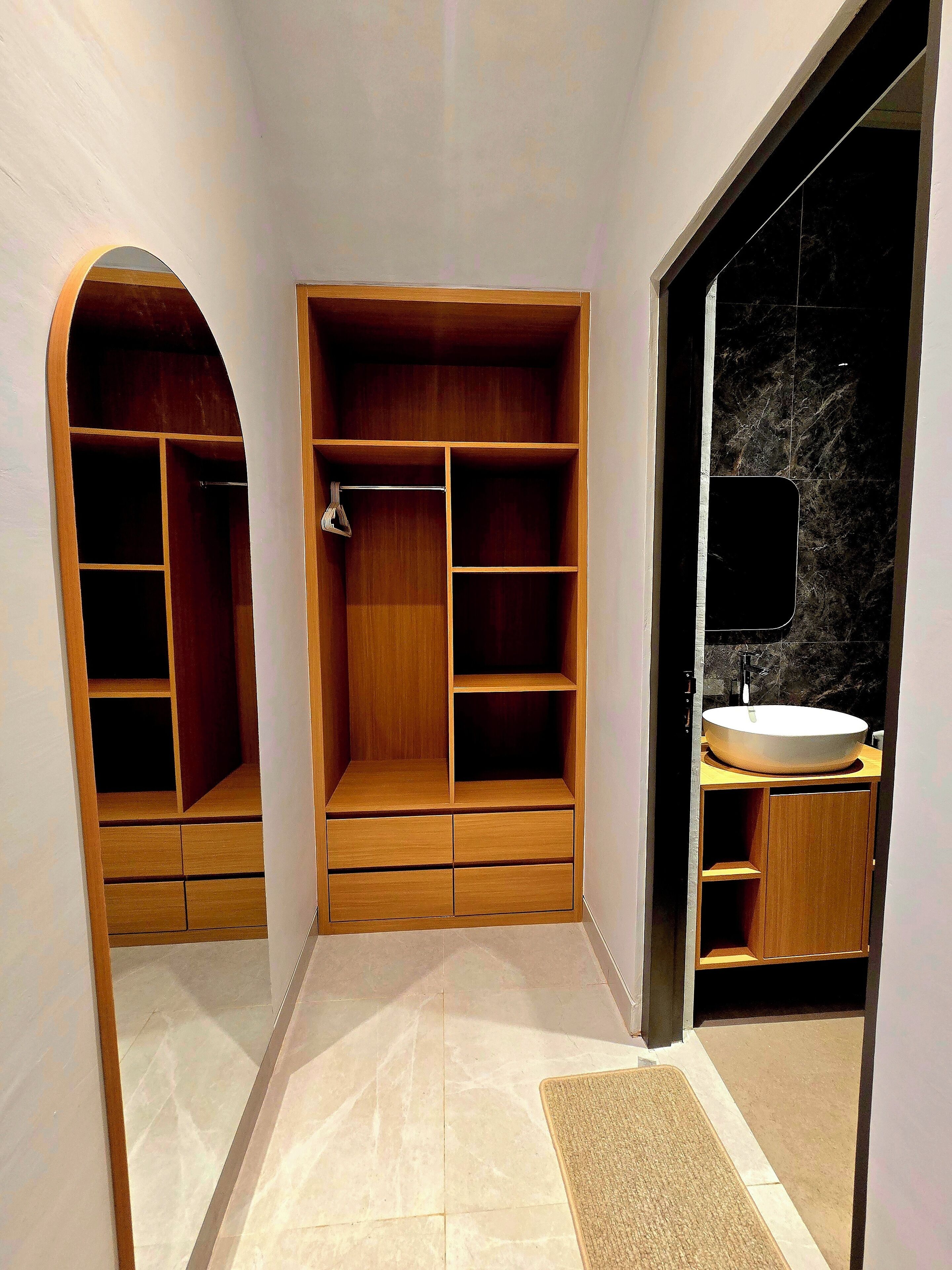 Shower, bidet, towels