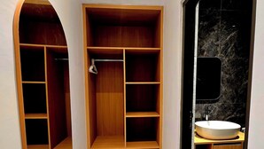 Ein Badezimmer mit einem Holzbadschränkchen, einem großen Spiegel und einem Waschbecken.
