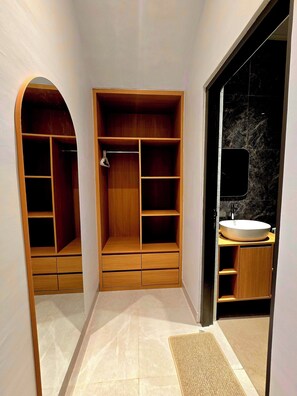 Shower, bidet, towels