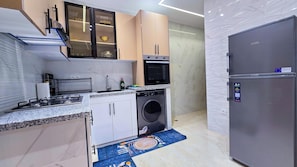 Penthouse Deluxe, 2 chambres, vue jardin | Cuisine privée | Grand réfrigérateur, four, plaque de cuisson