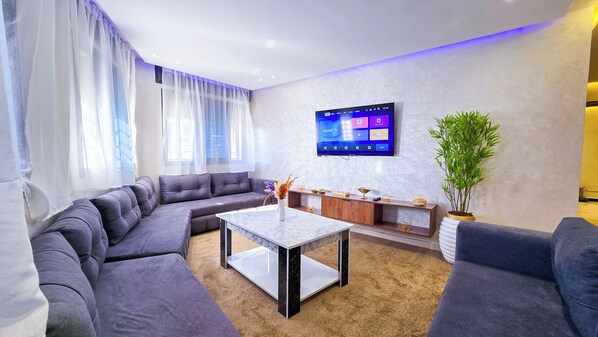 Departamento junior, vista al campo de golf | Área de sala de estar | Televisión de pantalla plana 