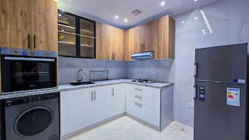 Departamento junior, vista al campo de golf | Cocina privada | Refrigerador con congelador, horno y parrilla de estufa