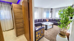 Appartement, vue golf | Coin séjour | Télévision à écran plat