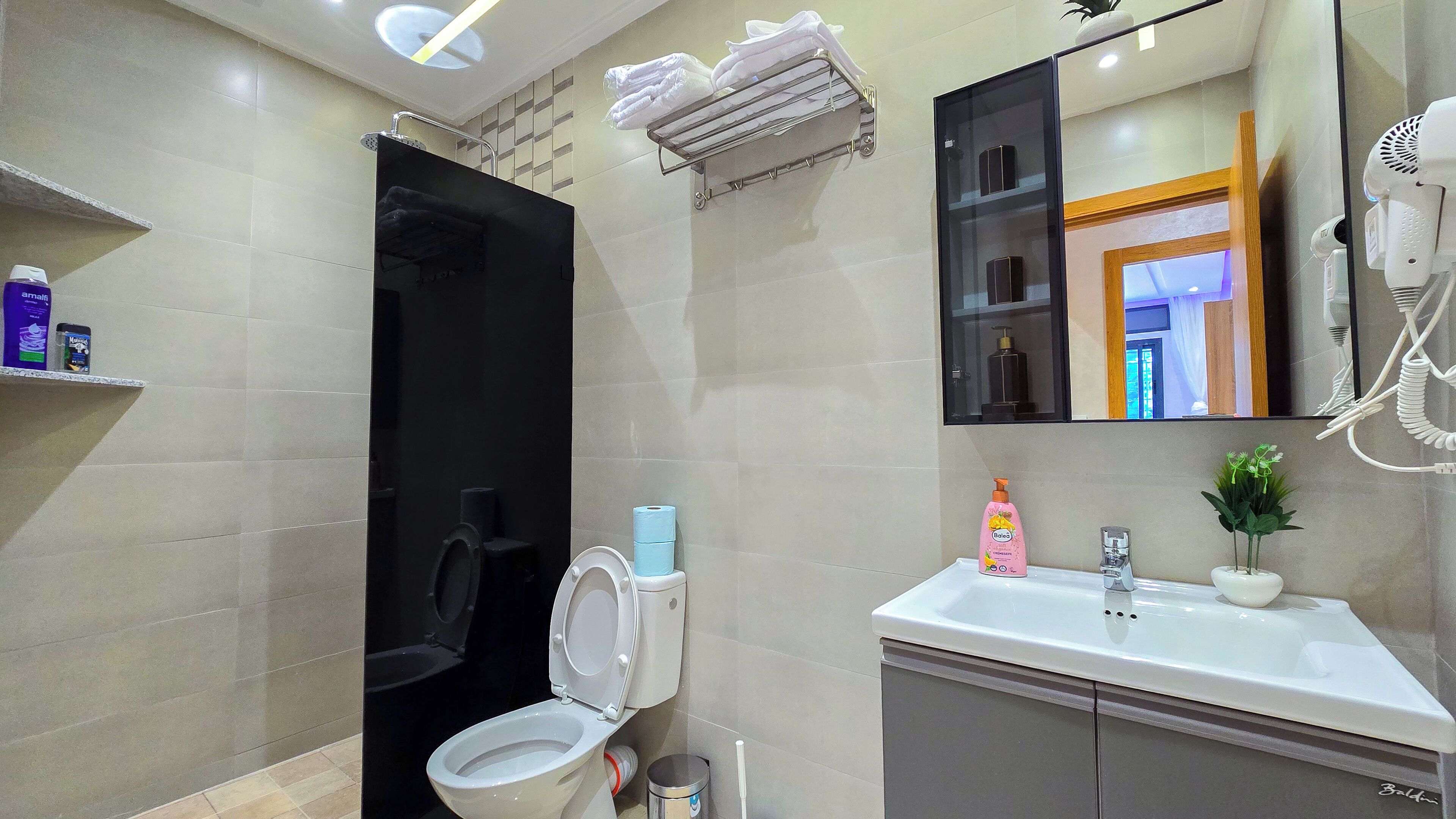 Pancuran mandi, pengering rambut, tuala disediakan, sabun 